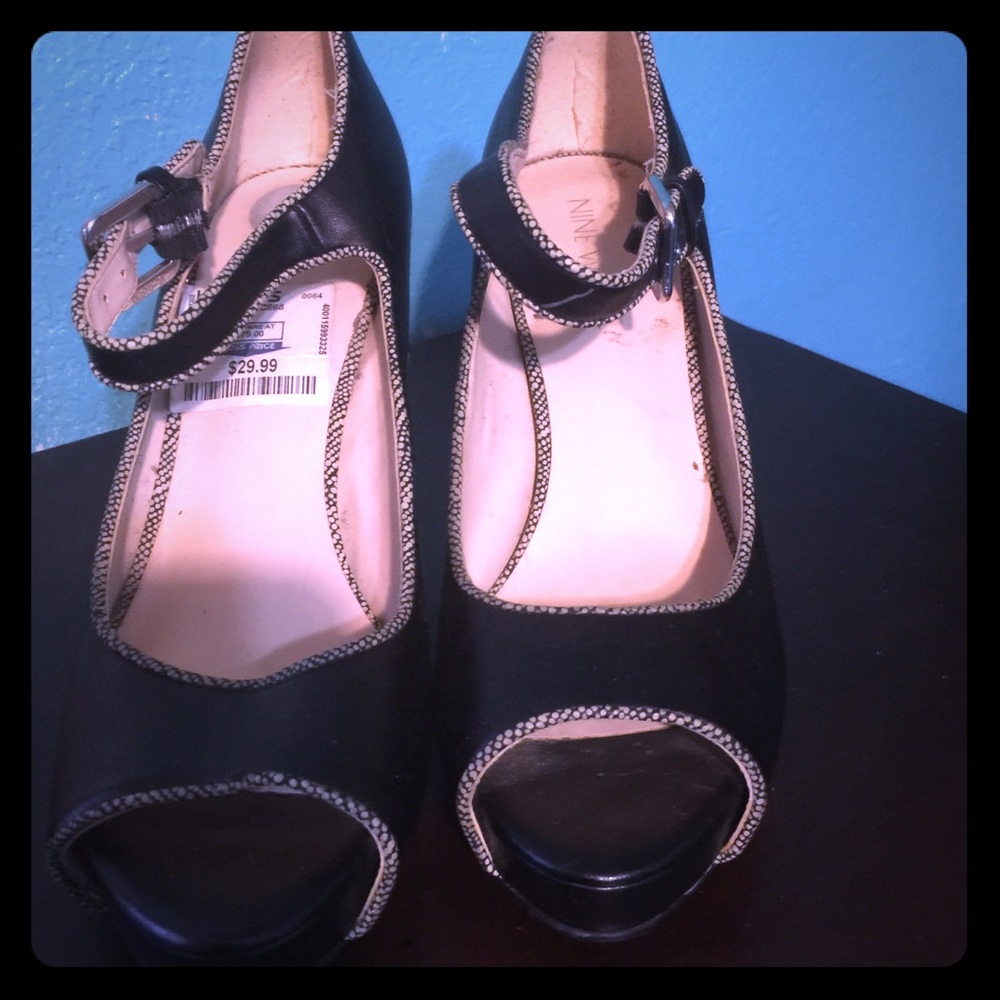 Sz 7 Classy 4 inch heels open toe Navy color.